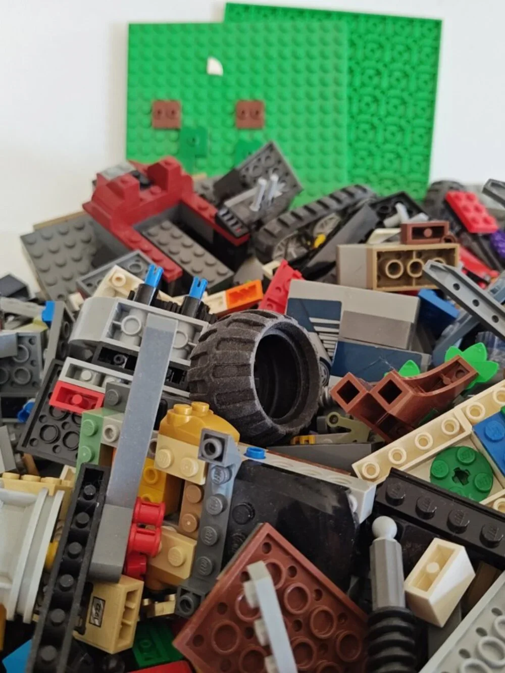 LEGO 5 lbs BULK LOT of bricks and pieces (b8)